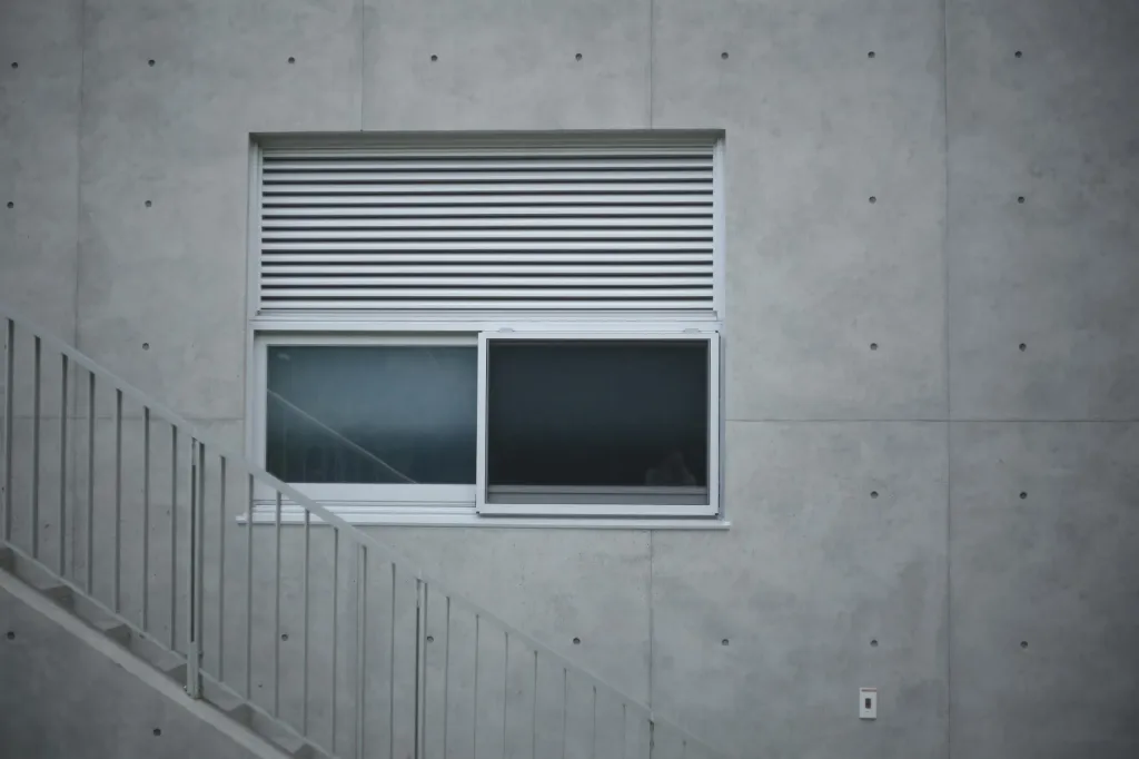 Montaż żaluzji fasadowych – o czym trzeba pomyśleć już na etapie projektu domu?