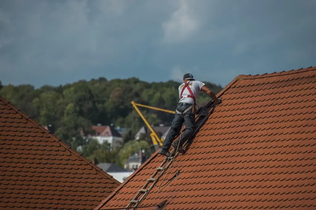 Dach po burzy, gradobiciu lub silnym wietrze – jak ocenić, czy wymaga pilnej renowacji?